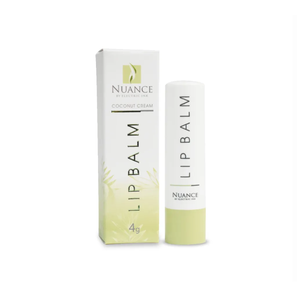 Baume pour les Lèvres Nuance Lip Balm – Coconut CreamLe soin nourrissant et protecteur idéal après une micropigmentation des lèvresLe Nuance Lip Balm Coconut Cream est un baume technique haut de gamme enrichi en huiles précieuses, en beurres végétaux et en extraits de plantes. Spécialement conçu pour offrir un traitement ciblé et intensif après une procédure de maquillage permanent (PMU) ou de micropigmentation des lèvres, il apporte une nutrition profonde, une douceur immédiate et une hydratation longue durée à cette zone particulièrement délicate.Les points forts du Nuance Lip Balm Coconut CreamFormule Ultra-Nourrissante : Une synergie d'ingrédients naturels (huiles et beurres) qui répare intensément les lèvres sensibilisées par les aiguilles.Hydratation Longue Durée : Empêche le dessèchement cutané et limite la formation de croûtes épaisses, garantissant une meilleure rétention des pigments dans le temps.Douceur et Confort Absolu : Redonne instantanément de la souplesse aux lèvres, éliminant les sensations de tiraillement dès la première application.Parfum Gourmand : Une note subtile et agréable de crème de coco (Coconut Cream) pour une expérience de soin post-procédure réconfortante.Caractéristiques TechniquesSpécificationDétailsMarqueElectric Ink / NuanceModèleLip Balm – Coconut CreamType de produitBaume de soin après-procédure (Aftercare)Ingrédients clésHuiles, beurres végétaux et extraits de plantesZone cibleLèvresApplicationAprès-soin pour Micropigmentation labiale & PMUConseils d'utilisationApplication : Appliquez une fine couche de baume directement sur les lèvres propres à l'aide d'un applicateur jetable en fin de séance, ou au doigt pour la cliente à la maison.Fréquence : À utiliser périodiquement et régulièrement après la micropigmentation des lèvres tout au long de la phase de récupération.Bénéfice : Une application constante favorise une régénération cutanée rapide et propre, tout en maintenant les lèvres souples, saines et éclatantes.L'avis des pros : La cicatrisation après un Candy Lips ou un contour des lèvres est une étape cruciale ; le moindre dessèchement peut faire fuser ou rejeter la couleur. Ce baume est une merveille : sa texture riche pénètre parfaitement sans effet collant et son parfum de coco est un vrai coup de cœur pour les clientes. Un produit de revente parfait à glisser dans le kit de suivi (aftercare) de vos prestations.